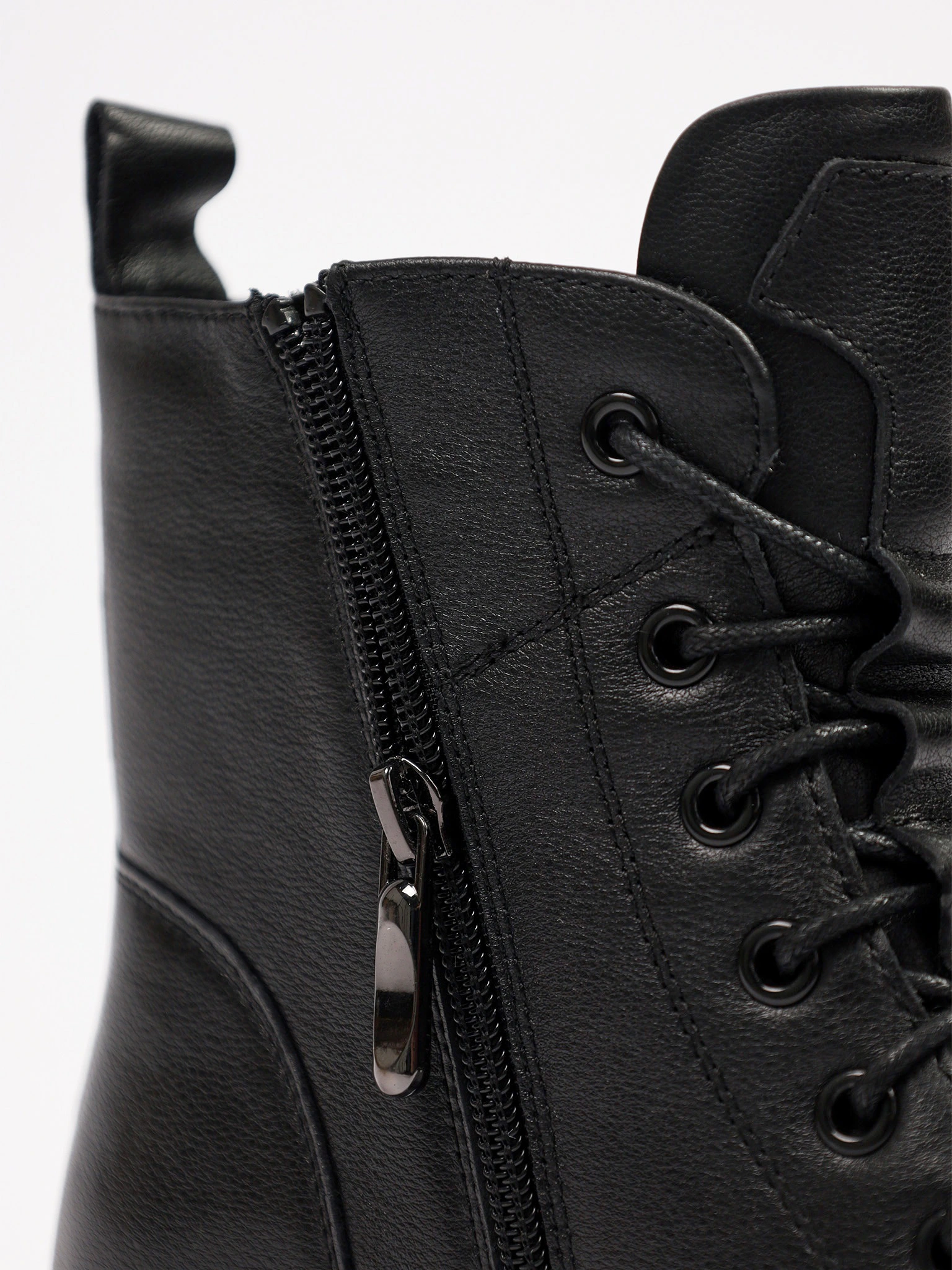 Ботинки черного цвета на средней платформе